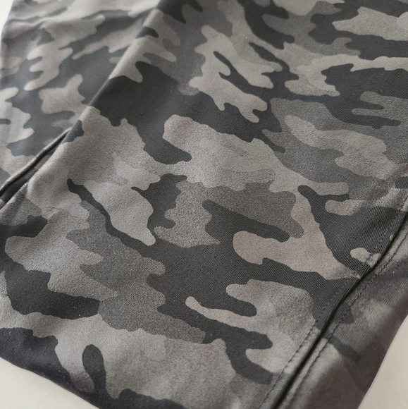 Like New SPANX Faux leather camo leggings size Medium - Picture 10 of 13